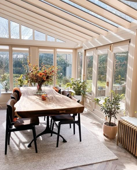 Vintage Garden Ideas, Conservatory Interiors, Dining Room Conservatory, Sunroom Dining Room, Irish Home Decor, Sunroom Dining, Conservatory Decor, Screened Porch Designs, Conservatory Dining Room