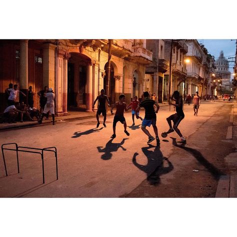 Steve McCurry on Instagram: “A group of children play on the street in #Havana, #Cuba, 2014.” Steve Mccurry Portraits, Cuba History, Street Football, Street Soccer, Football Photography, Steve Mc, Steve Mccurry, Afghan Girl, Street Dogs