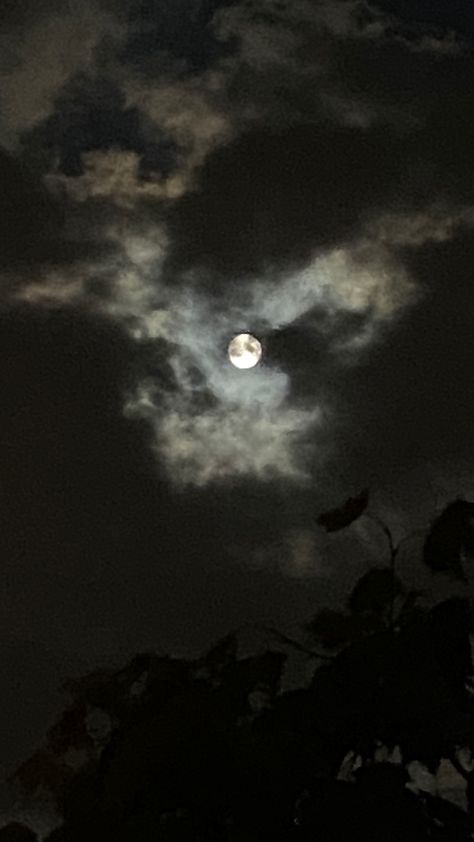 Super Moon Aesthetic, Full Moon Snap, Full Moon With Clouds, Full Moon Pictures, Moon Pics, Moon Photo, Moon Full, Night Sky Photography, Moon Images