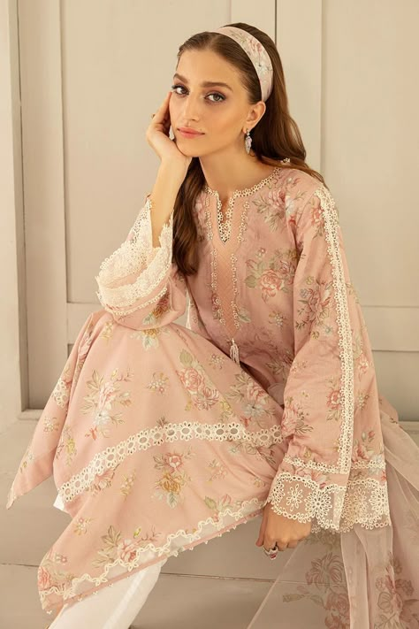 Pant Kurti, Dress Like Celebrity, Lace Suit, Kameez Designs, Lace Dress Design, Latest Dress Design, Pakistani Dresses Casual, Pakistani Fancy Dresses, Salwar Kamiz