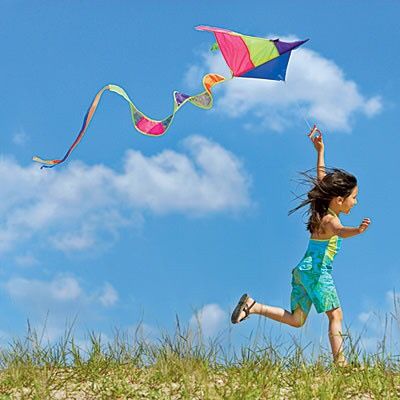 Young girl flying kite Arte Art Deco, Flying A Kite, Go Fly A Kite, Kite Festival, Beach Packing, Creation Photo, Kite Flying, Light Wave, Wow Art