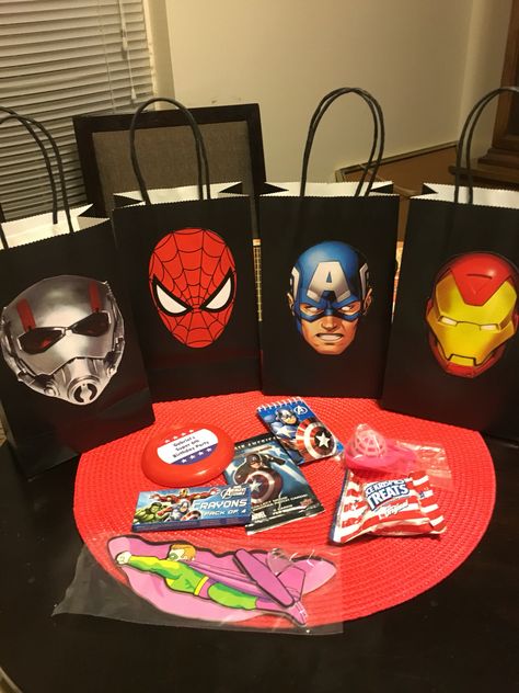 Captain America- Civil War Goody Bag and party favor ideas Captain America Birthday Party, Captain America Party, Pixar Party, Captain America Birthday, Birthday Party Goodie Bags, Super Hero Day, Marvel Birthday, Marvel Birthday Party, Marvel Party