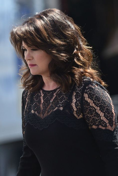 Valerie Bertinelli Young, Hairstyle With Highlights, Flattering Hairstyles For Round Faces, Plus Size Hairstyles, Hairstyles For Fat Faces, Hairstyles Male, Chubby Face, Plus Size Tips, Valerie Bertinelli