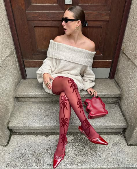 Red Pointy Shoes Outfit, Red Stockings Outfit, Burgundy Tights, Red Tights, Looks Pinterest, Lace Tights, Italian Outfits, Skirt Mini, Fall Fits