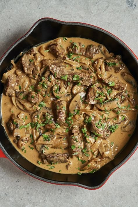 Russian Stroganoff Recipe, Fillet Steak Recipes, Beef Fillet Recipes, Beef And Mushroom Recipe, Fresh Fish Recipes, Easy Beef Stroganoff, Beef With Mushroom, Beef Stroganoff Recipe, Beef Stroganoff Easy