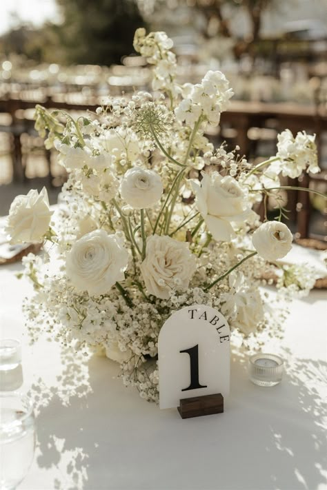 White Wedding Flowers Table Decor, White Flower Reception, Round Table Flower Arrangements Wedding, All White Flower Centerpieces, Wedding Table Decorations White Flowers, White Floral Arrangements Centerpieces, Wedding Centrepiece Flowers, Green And White Wedding Florals, Classic White Wedding Decor