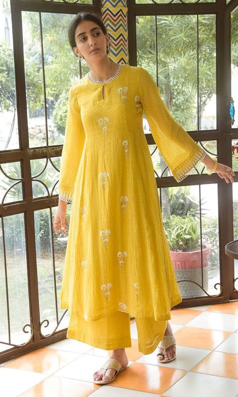 #fashion #cordset #summer #fashionblogger #nicelook #trouser #jeans #indianwear #cordset 
#cordsets #cordsetsforwomen #cordsetstyle#indowestern #onlineshopping#worldwideshipping #officewear #regularwear #top #plazzo Side Kali Kurta Pattern, Kali Suits Anarkali, Kali Pattern Kurti, Chanderi Anarkali Suits, Kali Kurti Designs Latest, Printed Chanderi Suits Design, Chanderi Kurti Designs Latest, Chiffon Kurta Designs Women, Kali Suits Design