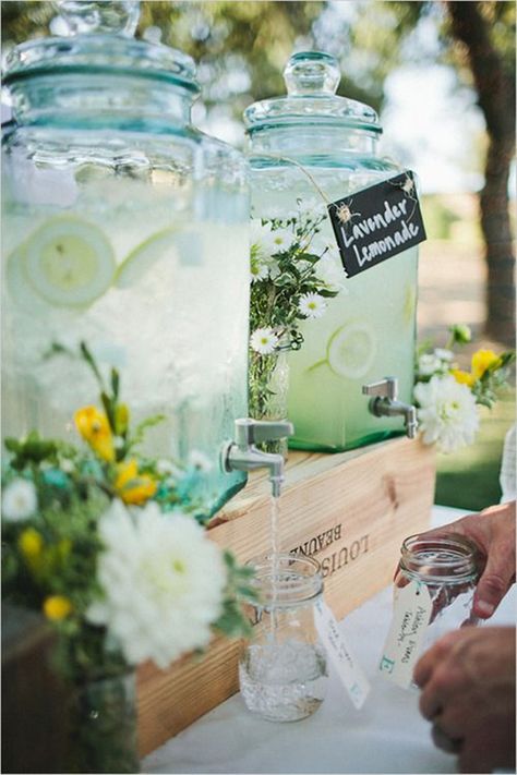 lemonade wedding drink dispenser for outdoor wedding ideas Country Picnic, Theme Garden, Vintage Garden Parties, Picnic Theme, Outdoor Baby Shower, Lavender Lemonade, Garden Wedding Decorations, Wedding Drink, Country Garden