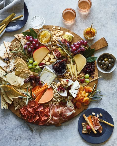 Grazing Table | 6 Pro Tips for Building the Most Festive Cheese Board Ever | via Williams-Sonoma blog Pastry Cake Recipes, Turkey Gravy From Drippings, Party Boards, Appetizer Platters, Grazing Board, Grazing Table, Food Boards, Charcuterie And Cheese Board, Charcuterie Recipes