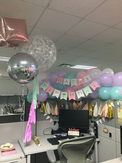 Cubicle Decor Office Birthday, Cute Office Birthday Decorations, Office Bday Decorations, Birthday Decoration For Office, Decorate Desk For Birthday, Coworker Birthday Desk Decorating Ideas, Office Cubicle Birthday Decor Ideas, Office Birthday Decorations Desks Work, Birthday Work Desk Decorating Ideas