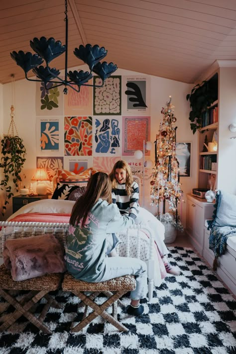 Ivy Bedroom, Cozy Eclectic, Nesting With Grace, Teen Girl Room, Best Of Friends, Teen Girl Bedroom, Teen Room, Christmas Gift Guide, Teen Bedroom