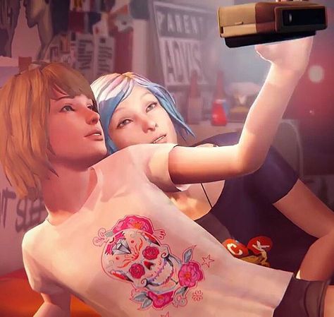 #LifeIsStrange Max Caulfield and Chloe Price. Photo bomb. Blackwell Academy, Max Caulfield, Arcadia Bay, Life Is Strange 3, Max And Chloe, Chloe Price, Chaos Theory, Strange Photos, Photography Competitions