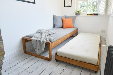 Bench To Bed, Bed Small Space, Wood Single Bed, Single Futon, Guest Bed Ideas, Sofa Chester, Lower Bed, Trundle Bed Frame, Small Space Furniture