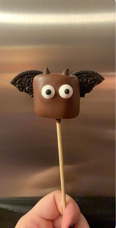 Halloween Ear Wax Treats, Marshmallow Halloween Ideas, Bat Treats For Halloween, Spooky Marshmallow Treats, Halloween Snacks Marshmallows, Halloween Marshmallows Ideas, Fall Marshmallow Pops, Bat Snacks For Kids, Halloween Chocolate Covered Marshmallows