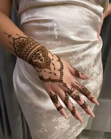 Henna Styles Simple, Mehendi Designs Arabic Simple, Arabic Mehndi Designs Palm, Simple Back Hand Mehndi Designs Arabic, Henna Islam, Palm Hand Mehndi Designs, Henna Designs Hand Arabic, Heena Mehendi Designs Arabic, Arabic Henna Designs Back Hand