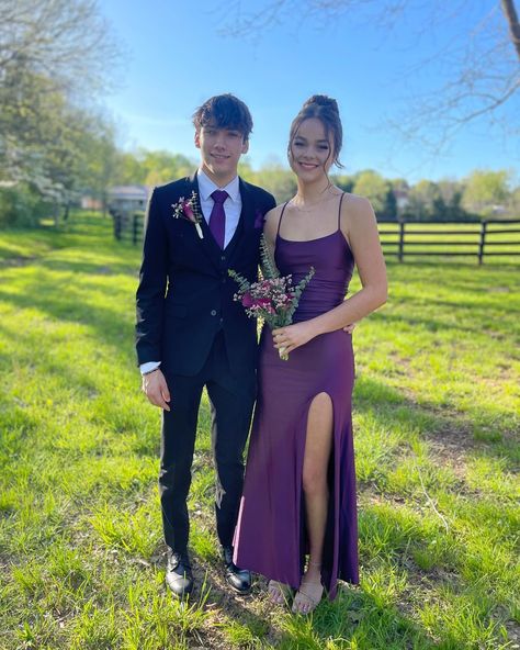 Purple Prom Outfits For Guys, Guy Hoco Outfits, High School Prom Outfits For Guys, Guys Hoco Outfit, Prom Colors For Couples, Homecoming Guys Outfits, Homecoming Men, Prom Guy, Men Prom Outfit