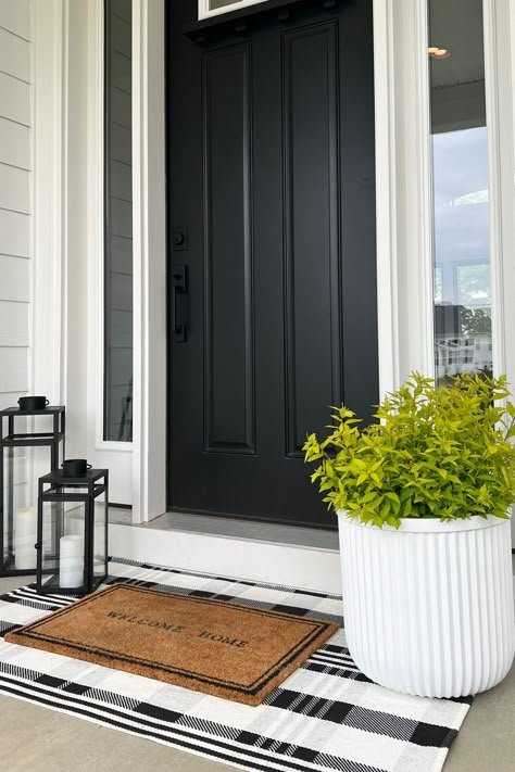 Front Door Lanterns Entrance, Front Door Decor With Bench, Black Lanterns On Porch, Front Door Decor With Lanterns, Corner Front Door Entrance Decor, Lantern On Front Porch, Autumn Front Porch Ideas, Front Porch Decor With Lanterns, Modern Front Door Decor Ideas