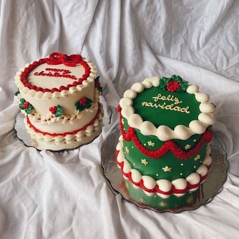 Christmas Cakes Aesthetic, Ribbon Piping On Cake, Merry Christmas Cake Design, Christmas Cake Vintage, New Year Cake Aesthetic, Merry Birthday Cake, Christmas Baking Ideas Cupcakes, Christmas Cake Ideas Easy Simple, Christmas Heart Cake