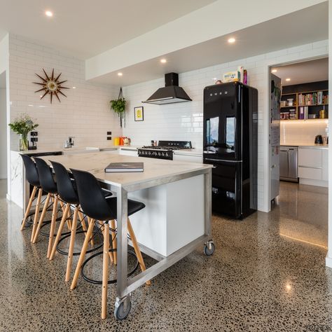 Breakfast Bar On Wheels, Dining Table On Wheels, Kitchen And Scullery, Movable Island, Breakfast Counter, Island On Wheels, Bar On Wheels, Flat Inspiration, Open Concept Kitchen Living Room