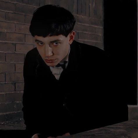 Fantastic Beasts Credence, Credence Fantastic Beasts, Alter Faceclaims, Credence Barebone, Beast Men, Eyes Without A Face, Men Aesthetic, Harry Potter Dr, Ezra Miller