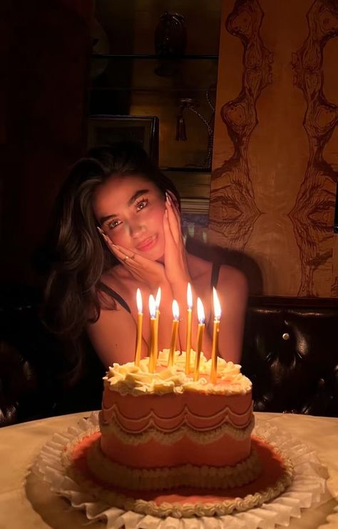 Christina Nadin, Bday Pics, Photo Styles, Aesthetic Birthday, Birthday Aesthetic, Cute Birthday Pictures, 19th Birthday, Birthday Inspo, 20th Birthday