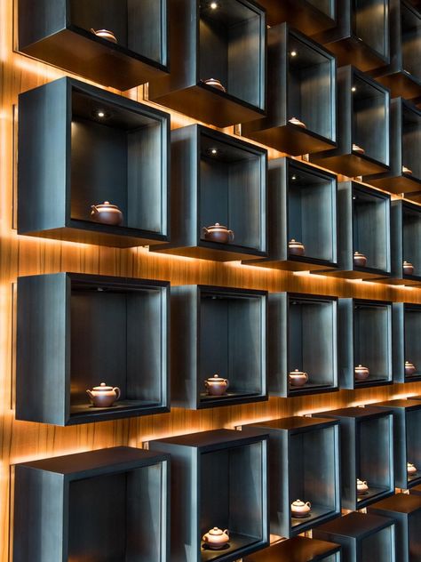 Luxury Floating Shelves, Modern Showroom Design, Bar Shelving Design, Luxury Retail Store Interior Design, Shop Shelves Design, Luxury Retail Display, Retail Wall Display Ideas, Luxury Store Design, Bar Shelves Ideas