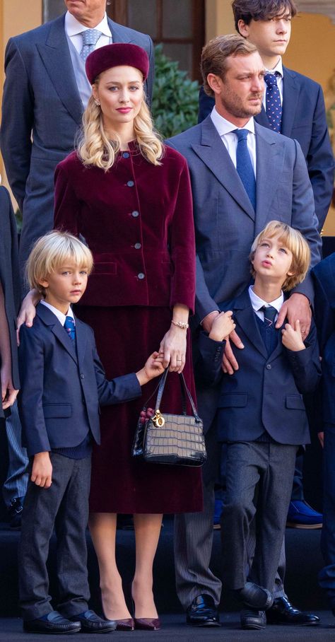 Caroline Von Monaco, Royal Family Fashion, Beatrice Borromeo, Royal Portraits, Celebrity Inspired Dresses, Royal Beauty, Monaco Royal Family, Princess Caroline Of Monaco, Caroline Of Monaco