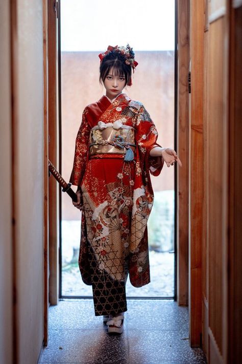 Japan Traditional Dress, Kimono Poses Reference, Japanese Clothing Traditional, Japanese Traditional Outfit, Woman Snowboarding, Traditional Japanese Outfit, Pose Mannequin, Samurai History, Traditional Japanese Clothing