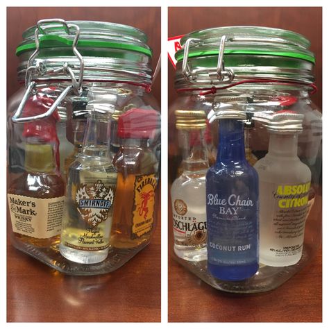 Mini-bar in a Jar! All for $20. Jar $3-ish at Walmart, mini bottles $13-ish for 7 of them. Go as big or small as you want on the bottles based on your budget. Liquor Gifts, Easy Diy Christmas Gifts, Alcohol Gifts, Mason Jar Gifts, Bottle Gift, Easy Christmas Diy, Jar Gifts, Mini Bottles, Liquor Bottles