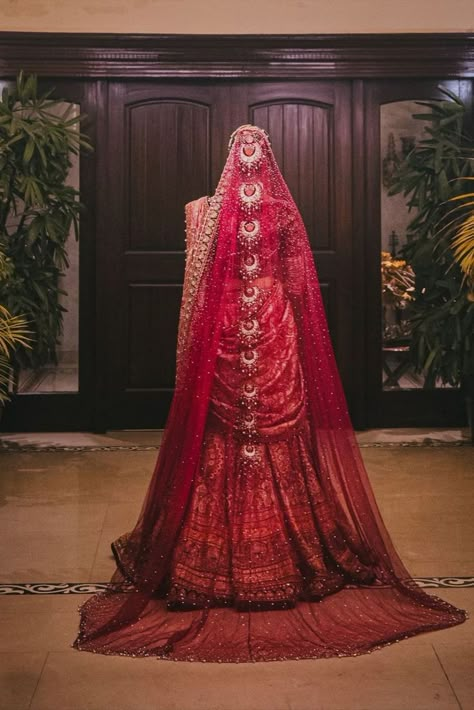 Indian bride in a jeweled veil and a trailing dupatta! Bridal Dupatta Designs, Red Saree Wedding, Dupatta Designs, Sabyasachi Bride, Red Bridal Dress, Bridal Lehenga Designs, Bridal Dupatta, Sabyasachi Lehenga, Latest Bridal Lehenga