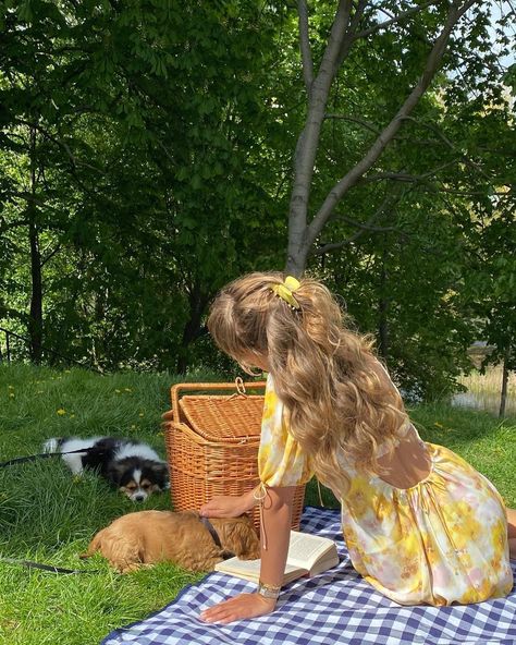 MATILDA DJERF on Instagram: “Sunday, apple pie and Ruru 🥰” Spring Inspo, Spring Girl, Matilda Djerf, Easy Style, Spring Aesthetic, Summer Dream, Summer Photos, How To Pose, For Love And Lemons