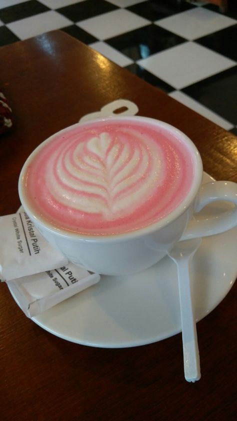 Pink Cup Aesthetic, Pink Restaurant Aesthetic, At Home Pink Drink, Pink Drink Aesthetics, Pink Drinks Non Alcoholic, Starbucks Recipe At Home, Pink Drink Starbucks Recipe, Vanilla Cold Foam, Red Velvet Latte