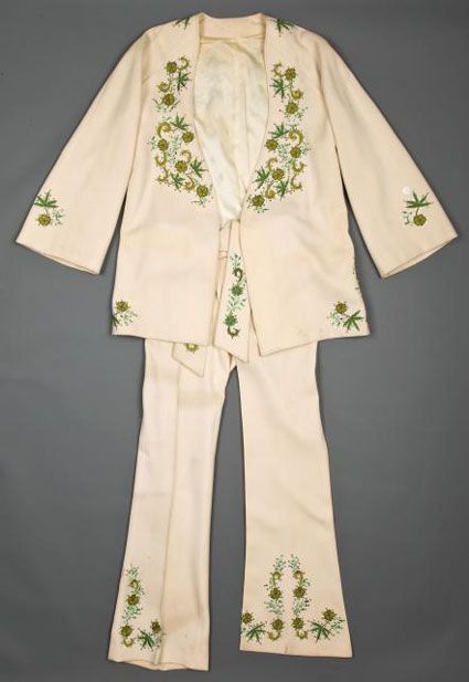 If I had a million dollars I would wear this Nudie suit to the Old 97's show. Nudie Suit, 70s Suit, Pot Leaves, Fancy Fits, Richard Quinn, Western Suits, Music Is, Blazer Buttons, Fall Looks