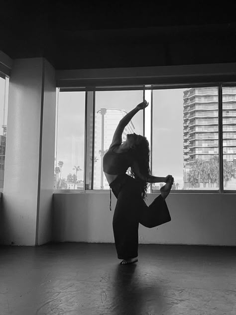 Dance Black And White Aesthetic, Contemporary Dancer Lifestyle Aesthetic, Dance Hobby Aesthetic, Black And White Dance Aesthetic, Contemporary Dancing Aesthetic, Jazz Dancers Aesthetic, Contempory Dance Aesthetic, Dance Jazz Aesthetic, Dance Stretching Aesthetic