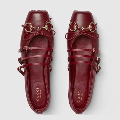 This iconic Horsebit ballet flat pays homage to the original ballet shoe silhouette defined by a squared tucked toe cap and the delicate bow detail. This style is crafted in Gucci Rosso Ancora red leather and defined by a light gold-toned Horsebit. The "sacchetto" construction ensures a high level of comfort, thanks also to the soft padded insole. Gucci Horsebit Ballet Flats, Gucci Ballet Flats, 2025 Shoes, Dreams List, Church Shoes, Gucci Shoes Women, Shoe Silhouette, Gucci Flats, Church's Shoes