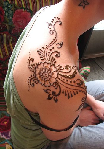 Shoulder Henna, Back Henna, Tatoo 3d, Henna Ink, Henne Tattoo, Henna Tattoo Ideas, Cute Henna Tattoos, Jagua Henna, Henna Inspired Tattoos