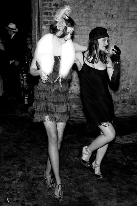 20s Party Outfit, 20s Aesthetic, Look Gatsby, Gatsby Party Outfit, Twenties Party, Roaring 20s Fashion, Flapper Girls, Roaring 20s Party, 1920s Party