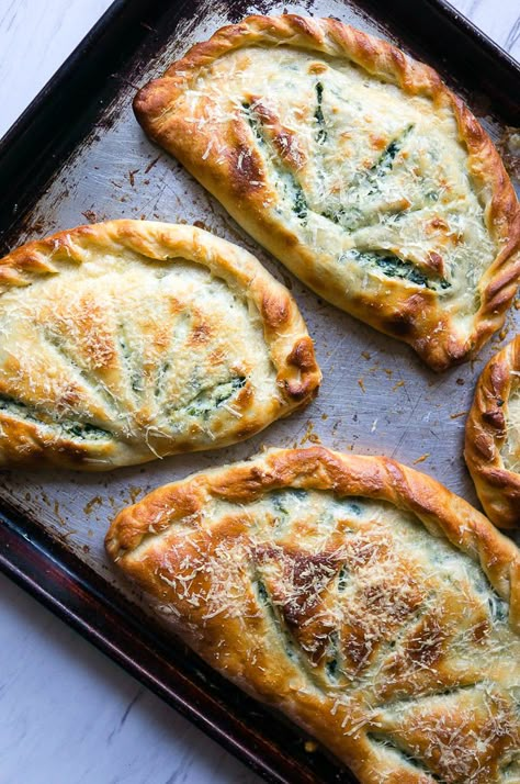 Ricotta and Spinach Calzones. A cheesy vegetarian calzone to substitute into your pizza routine! Resep Pasta, Vegetarian Cookbook, Italian Foods, Makanan Diet, Think Food, Idee Pasto Sano, Meatless Meals, Meatless Monday, Vegetarian Meals