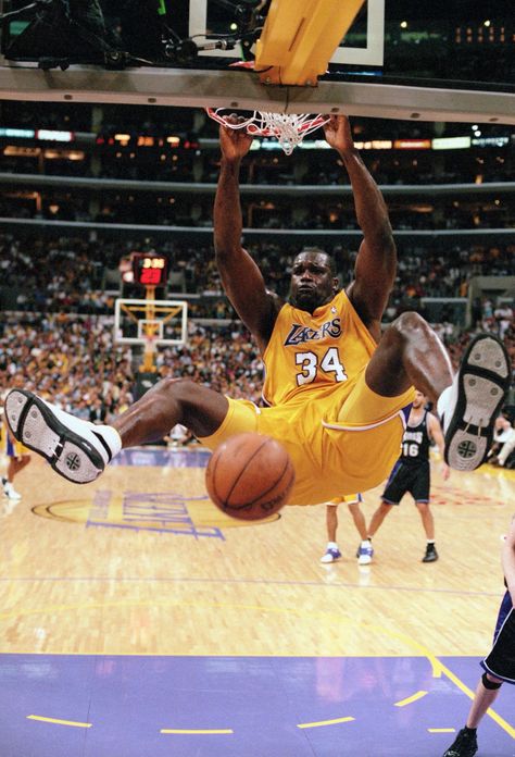 Shaq Dunk, Shaq And Kobe, Shaq O Neal, George Gervin, Friday Movie, Basketball Moves, Basketball Funny, Basketball Photography, Ball Is Life