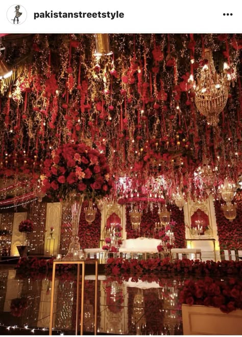 Creds to PakistanStreetStyle on Instagram 😍 Barat Event Decor, Baraat Wedding Decor, Desi Wedding Decorations, Pakistani Wedding Decoration Barat, Barat Decoration Pakistani, Punjabi Reception Decor, Red Themed Wedding Decor, Baraat Decorations, Pakistan Wedding Decor