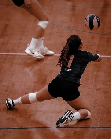 Volleyball Images, Volleyball Motivation, Volleyball Photography, Volleyball Wallpaper, Playing Volleyball, Volleyball Photos, Volleyball Poses, Ball Aesthetic, Volleyball Inspiration