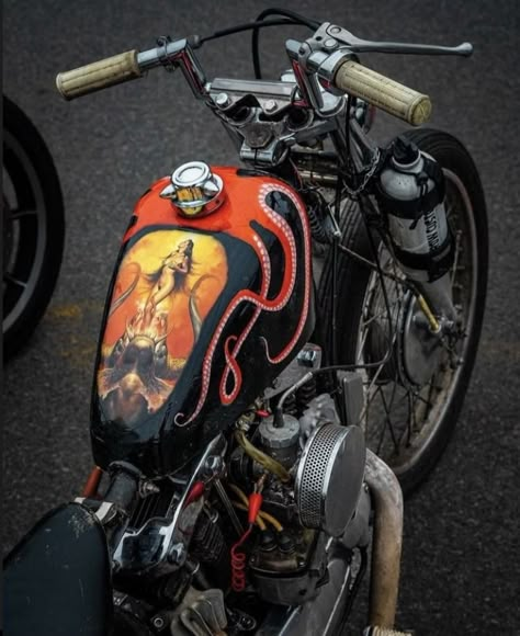 Chopper Tank Paint, Motorbike Photoshoot, Part Idea, Bobber Motorcycle Diy, Chopper Tank, Cafe Racer Ideas, Мотоциклы Harley Davidson, Custom Paint Motorcycle, Motorcycle Ideas