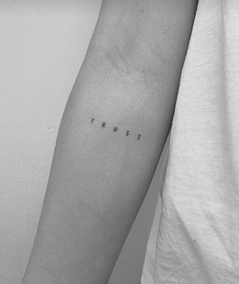 Wörter Tattoos, Tato Henna, Elbow Tattoos, Writing Tattoos, Inspiration Tattoos, Small Girl Tattoos, Tattoo Font, Lip Tattoos, Dainty Tattoos