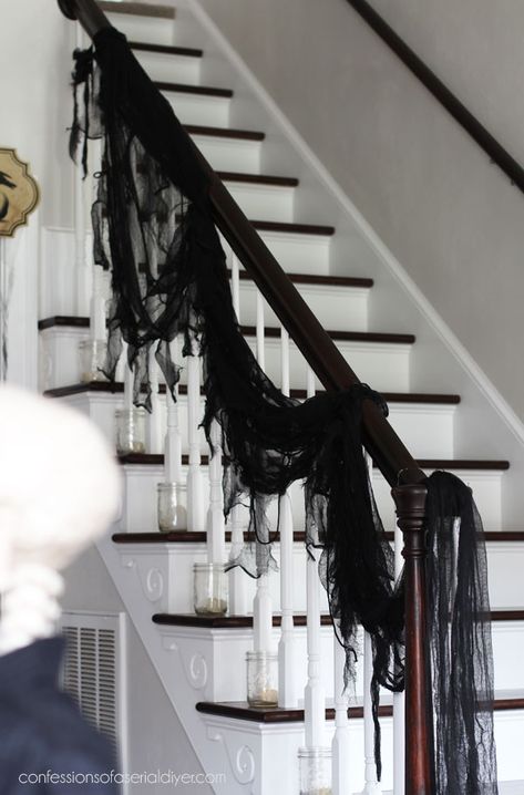 Halloween Garland Indoor, Halloween Garland Staircase, Halloween Decorations Indoor Staircase, Halloween Stair Garland, Halloween Decor Staircase, Classy Spooky Halloween Decor, Halloween Stairs Decor, Halloween Decor Stairs, Halloween Decorations Staircase