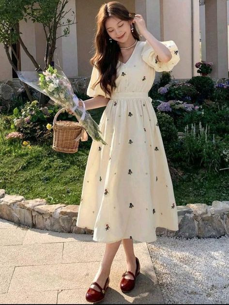 White Floral Dress Aesthetic, Floral Dress For Birthday, Floral Modest Dresses, Shein Frocks, Shein Dress Casual, Simple Dresses Casual Classy, Modest Dresses Casual Classy, Puff Sleeve Dress Outfit, Floral Outfit Aesthetic