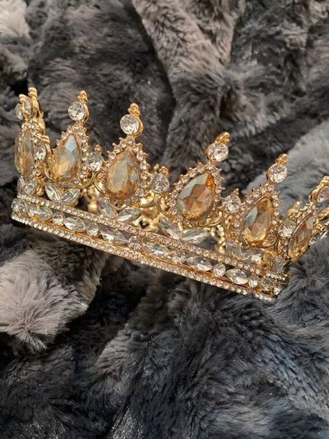 Princess Tiara Aesthetic Gold, Gold Crown Queen, Xv Crowns Gold, Big Gold Crown, Yellow Quinceanera Crown, Gold Tiaras And Crowns, Gold Tiara Quinceanera, Wedding Crown Gold, Quince Tiaras Gold