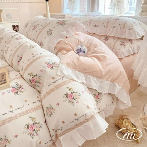 PRICES MAY VARY. 【Premium Quality Fabric】: This comforter set is crafted from premium quality fabric,filled with 220GSM feather fabric (whole piece inner fill to make comfort flat and not easy to split),medium weight provide right warmth while ensuring optimal support, this polyester microfiber comforter set offers exceptional softness so you can enjoy a restful night's sleep all seasons. 【Package & Size】: 1 comforter: 68 x 90 inches (Twin XL size),2 pillow cases:20 x 26 inches. 【Romantic Ruffle Unique Comforter Sets, Coquette Bedding Amazon, Pretty Comforter Sets, Girly Throw Pillows, Love Shack Fancy Sheets, Pink Room Inspiration Bedroom, Coquette Bedsheets, Floral Bedding Aesthetic, Pink Floral Room