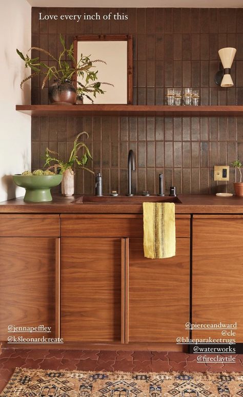 Jamie Haller, Sf Apartment, Mcm Kitchen, Brown Kitchens, Mid Century Modern Kitchen, Classic Kitchen, Mid Century Kitchen, Backsplash Ideas, Kitchen Inspo