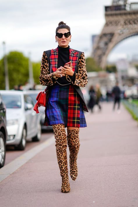 Mix Your Plaids With Animal Prints Mixed Prints Outfit, Mixing Prints Fashion, Giovanna Battaglia Engelbert, Tartan Fashion, Giovanna Battaglia, Plaid And Leopard, Animal Print Outfits, Mixed Prints, Paris Fashion Week Street Style