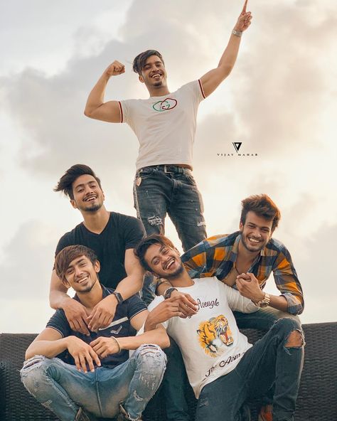 There is nothing better than a good friends, except for a good friends with chocolate. Edit b Faisal Shaikh, Best Friend Images, Friendship Photoshoot, Bff Photoshoot Poses, Bff Photoshoot, Love Couple Photo, Boy Photography Poses, Cute Stars, Friend Poses